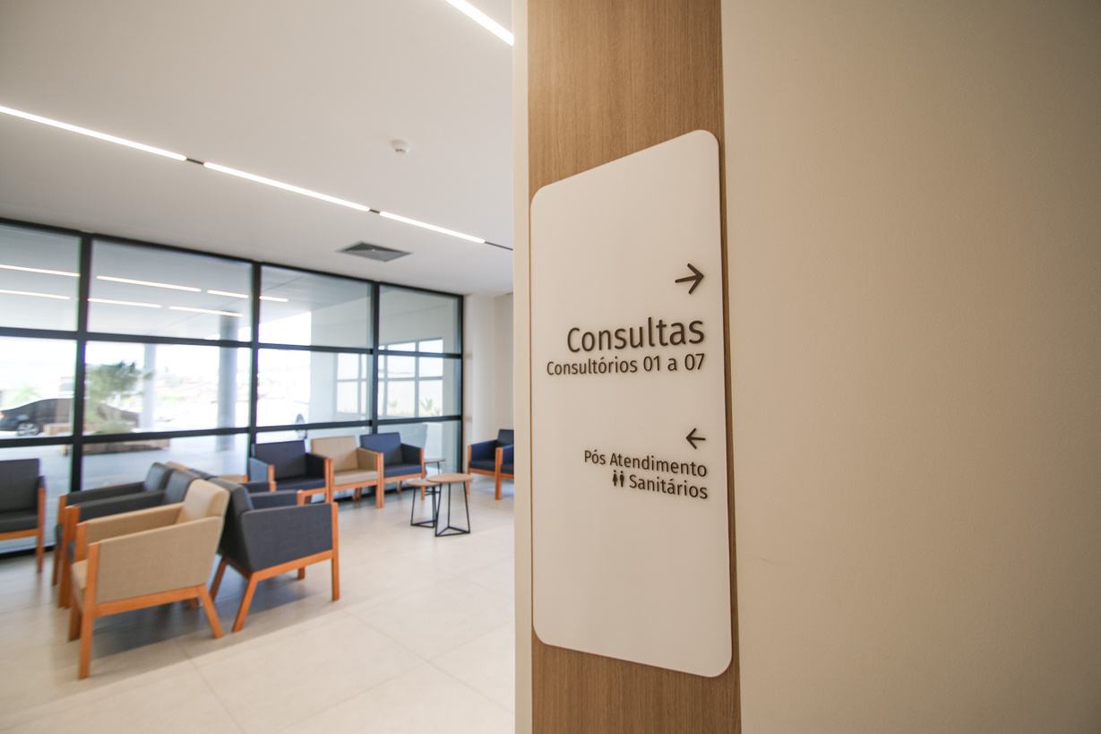Corredor de espera com sinalização indicando consultórios de 01 a 07
