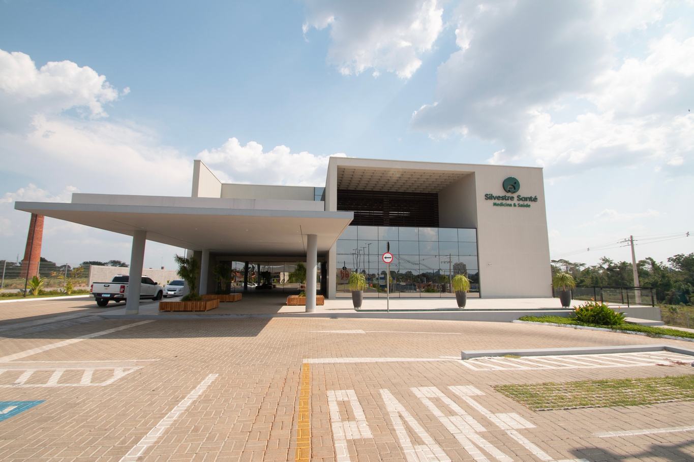 Entrada coberta e estacionamento do hospital Silvestre Santé