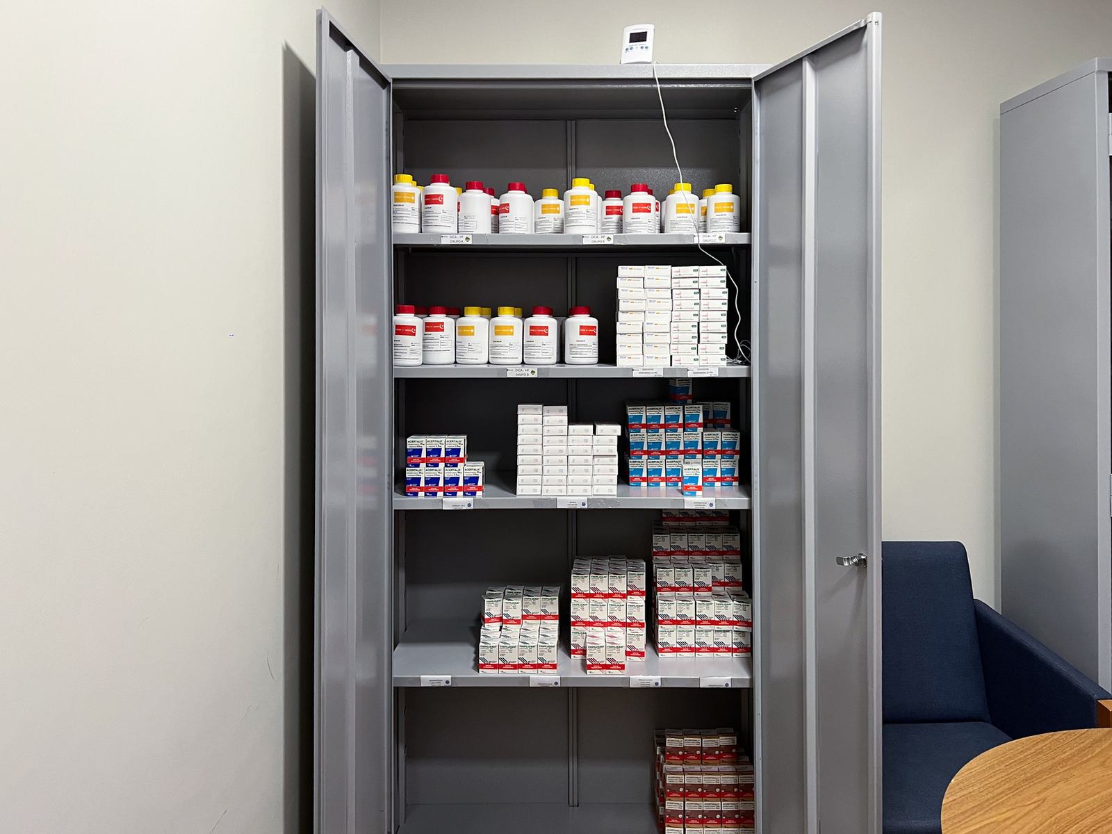Armário de medicamentos da farmácia exclusiva do centro de pesquisa