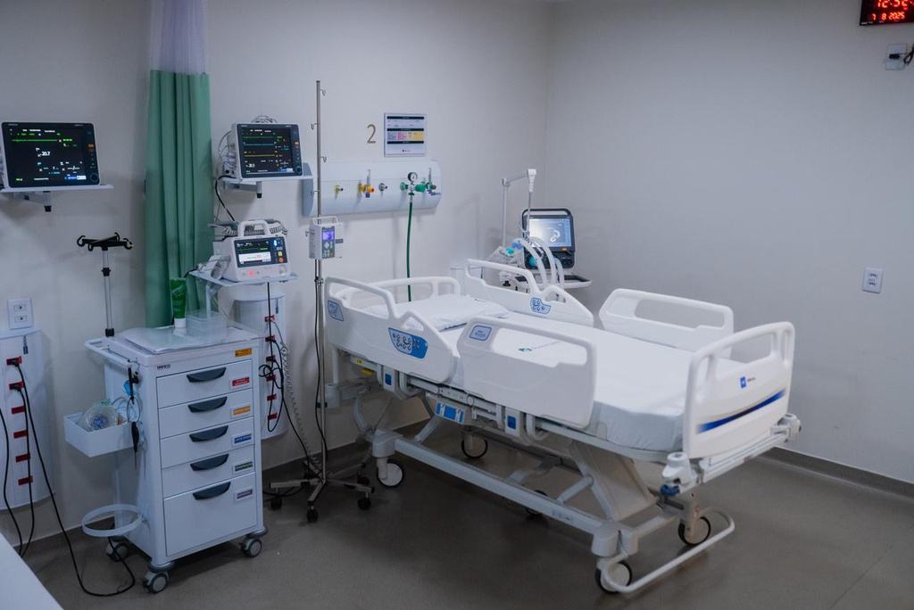 Leito hospitalar equipado com monitores multiparamétricos
