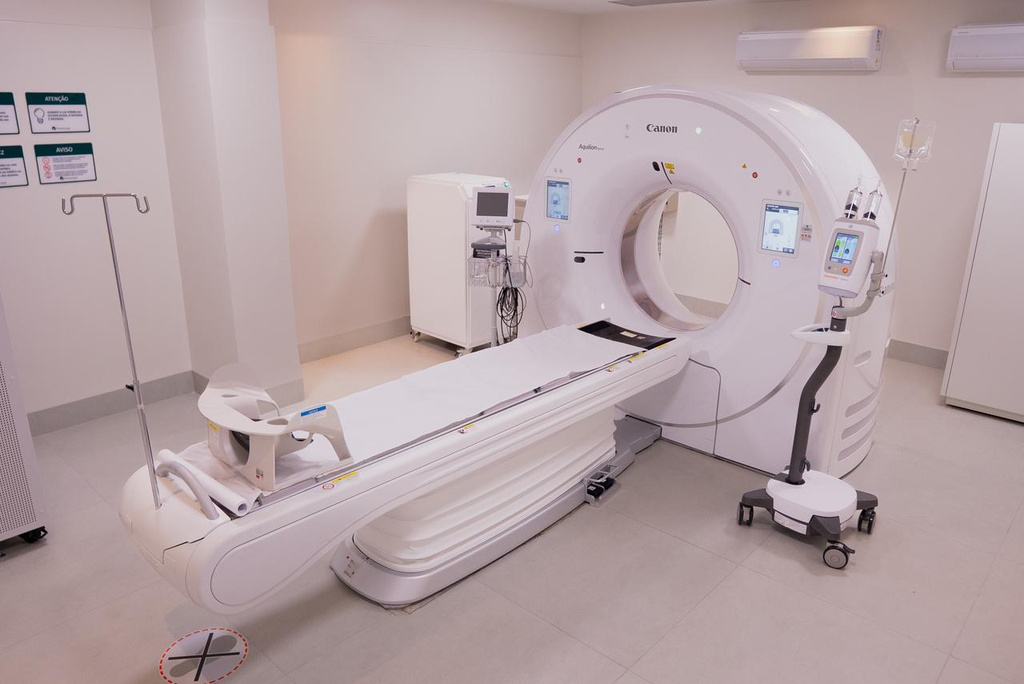 Sala de tomografia computadorizada com equipamento Canon
